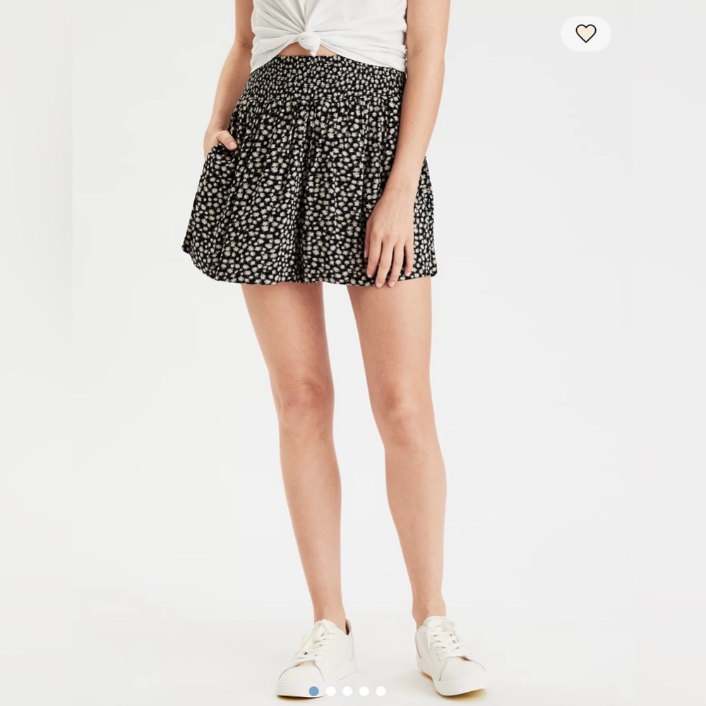 American Eagle Black and White Floral High-Waisted Everyday Soft Shorts M